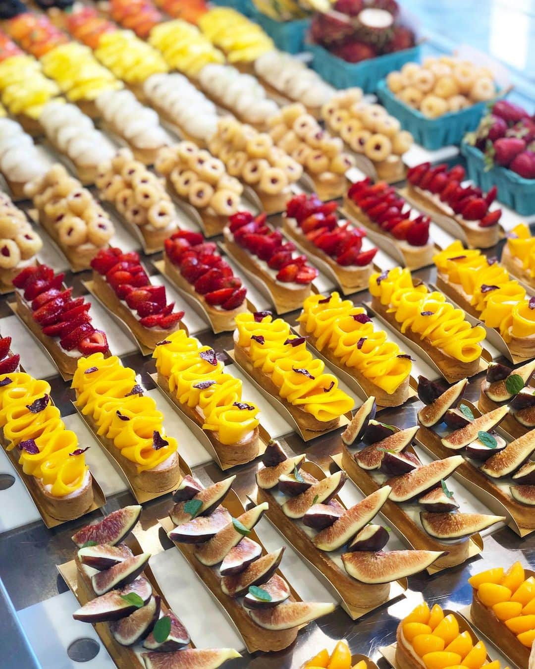 DOMINIQUE ANSEL BAKERYさんのインスタグラム写真 - (DOMINIQUE ANSEL BAKERYInstagram)「Day 1 of Summer Marché at @dominiqueansella. 11 beautiful fruits tarts with the very best summer fruits from local California farms and from around the world. Well done, @leeannderthal and Team LA! #SummerMarche 🍊🍎🍑🍉🍓🥥🍒🥭🍈」8月6日 1時50分 - dominiqueansel