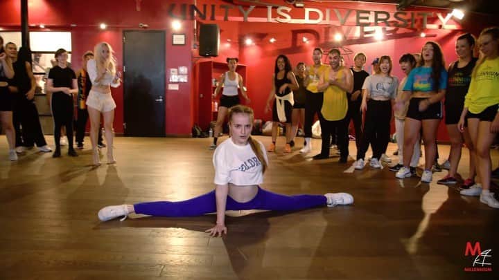 Nika Kljunのインスタグラム：「SO..... 😎 YUP, THIS CLASS WAS PRETTY LITTT 🔥🔥🔥🔥 GOTTA POST IT, RIGHT?!! . In 2, 3, 4 days? 😛 You tell me guys. 🙌🏼 . #newvideoalert #nikakljunchoreography @ryanparma @gloriaestefan #latinfusion #fuegofuego #danceclass #conga #gloriaestefan #millenniumdancecomplex #dancersofinsta #soldout #myheartisfull #comingsoon」