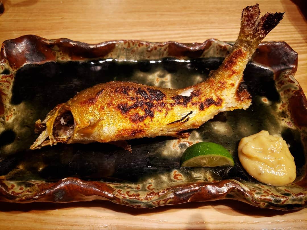 Shihoさんのインスタグラム写真 - (ShihoInstagram)「久しぶりにいただいた鮎。 この炭火で焼いた鮎は焼き加減が絶妙で、皮がパリッと身はふんわりで。 美味しかったです。夏を感じられました。日本食ってやっぱりいいな。 他の食べ物も全部美味しかったし、コスパいいのでオススメです。  中目黒「炭火和食つかだ」にて。 ちなみに「焼鳥屋つかだ」も美味しいですよ。  #friedprideshiho #Shiho #食レポ #鮎 #夏の食べ物 #炭火和食つかだ #和食 #dinner #japanesecuisine」8月6日 1時59分 - fried_pride_shiho