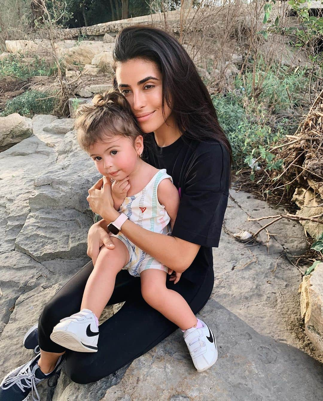 Sazan Hendrixさんのインスタグラム写真 - (Sazan HendrixInstagram)「My thoughts and prayers have been with the victims of the horrific shootings in El Paso and Ohio all weekend. When tragedies like this happen, I can’t help but notice fear slowly try to creep into every area of my life and cripple my acts/decisions. How many of you didn’t run your errands the day after the shooting? How many parents were watching the news feeling fearful for your child’s future? How many of you went to the movies and looked around the theater to make sure there were no suspicions? I’ll be the first to admit, I did all of those things this weekend. 😞 Regardless of how strong one’s faith is, it will always be tested. Always. When fear knocks are you prepared to answer with faith? It’s easy to question, “Well if there is a God then why would he let bad things like this happen.” The short answer to that is God gave us a free will to make our own decisions. Out of His love, God gave us an “instructions manual” with the tools, told us what is right, what is wrong, what to do and what not to do, but how we choose to use or abuse it is solely up to us. He isn’t a dictator God. We aren’t puppets. So we just can’t waste time blaming God because that’s always the easiest direction to point the finger. In the midst of human tragedy, we are reminded that God is a miracle-moving God and when we call to Him He has the power to move mountains and drown our fears. He also gives us the power to ACT. Instead of talking about the changes we want to see in this world, how can each and every single one of us start acting to create that change we want to see in this world. Think about it. This goes all the way up to our government and all the way down to the small and intentional decisions we are making in our homes. In our education systems. On social media. We will stumble and we will fall, but we also have it in us to rise and to succeed. I love this quote 👉🏽 F.E.A.R has 2 meanings. Forget Everything And Run OR Face Everything And Rise. I hope this encourages anyone who is feeling shaken up ✨ Pass it on  #mondaymotivation #jesusitrustinyou」8月6日 2時05分 - sazan