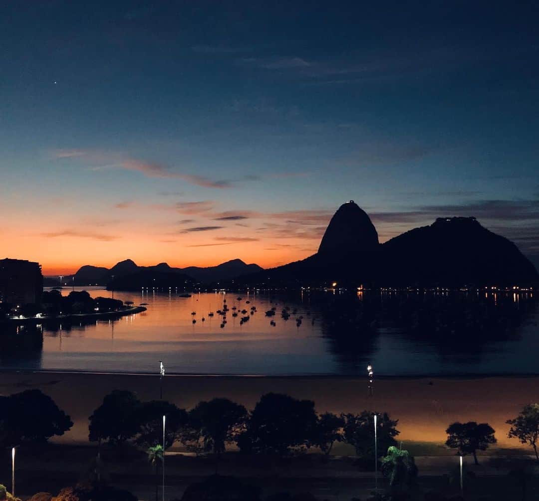マテウス・サンタナのインスタグラム：「There’s no place like home #rio #021rio #riosunrise ☀️💛」