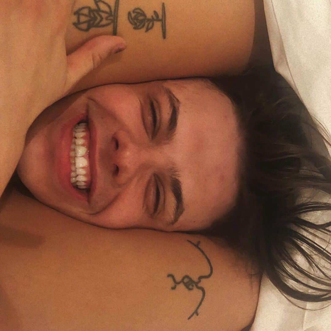 Halseyさんのインスタグラム写真 - (HalseyInstagram)「darling dom. everyone who has met you in this life, for any amount of time at all, will be changed forever because of it. for some, in small ways they won’t even realize. for others, in a life changing wave. and every single one of them will be better, from having crossed your path for even a second. you leave an irrevocable shine on every soul you come in contact with. mine is gleaming. 💡 happy birthday, I love you.」8月6日 2時22分 - iamhalsey