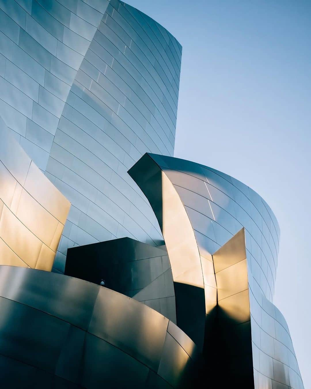 Clé de Peau Beauté Officialさんのインスタグラム写真 - (Clé de Peau Beauté OfficialInstagram)「Art of Radiance | Walt Disney Concert Hall by #FrankGehry.」8月6日 2時19分 - cledepeaubeaute