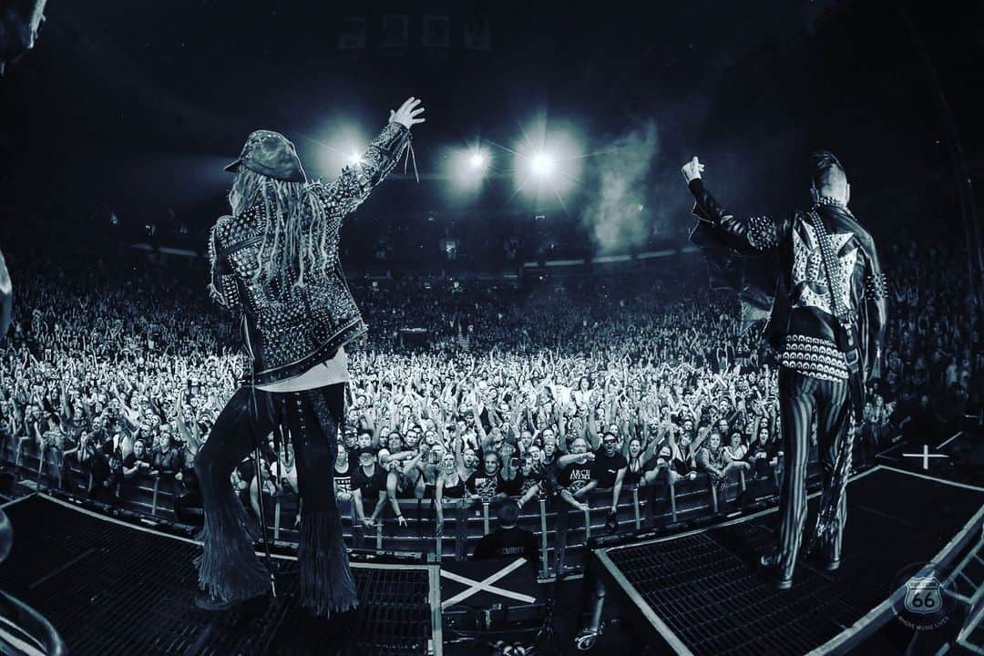 ロブ・ゾンビのインスタグラム：「So long Vancouver! A fucking party with 14,000 of our closest friends. #robzombie #johnfive #piggyd #gingerfish #vancouver #robfennphotography」