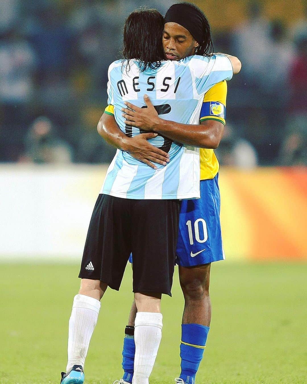 LFPさんのインスタグラム写真 - (LFPInstagram)「Tell us who your favourite duo is! 🙋🏻‍♂️⚽️🙋🏻‍♂️ • #LaLiga #LaLigaSantander #Barça #Ronaldinho #Messi #Football」8月6日 2時30分 - laliga