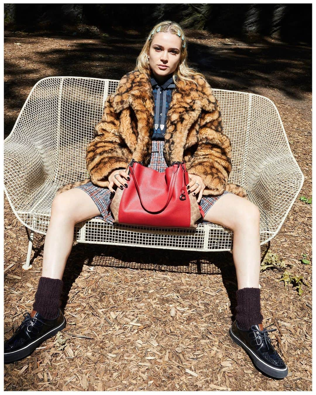 コーチさんのインスタグラム写真 - (コーチInstagram)「Monday in the park with #LoloZouaï and the Dalton bag. 📸#JuergenTeller. #CoachFW19  #CoachNY」8月6日 2時25分 - coach