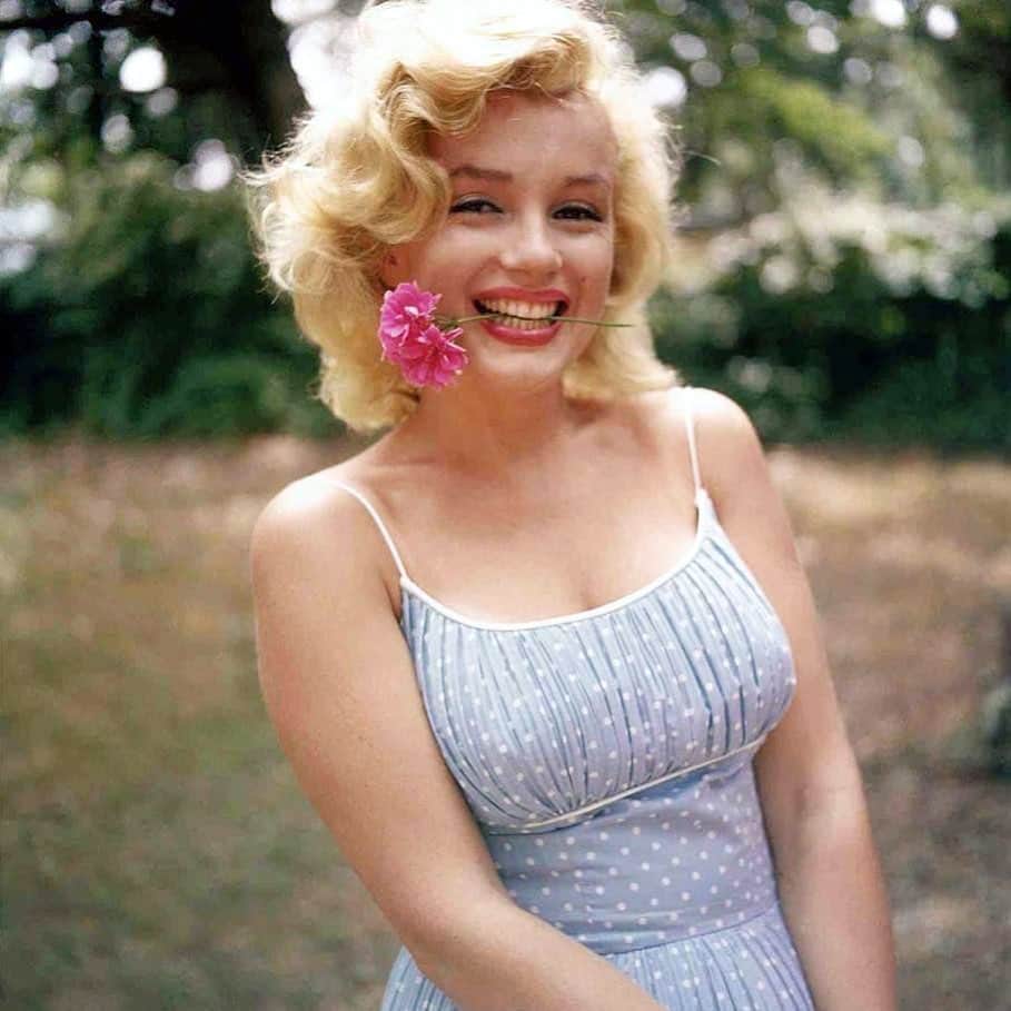 アナ・デ・アルマスさんのインスタグラム写真 - (アナ・デ・アルマスInstagram)「Thinking of you today, Norma Jeane. You’ve never been more present and closer to my heart. Thank you. ♥️🌸 #MarilynMonroe #Blonde」8月6日 2時27分 - ana_d_armas