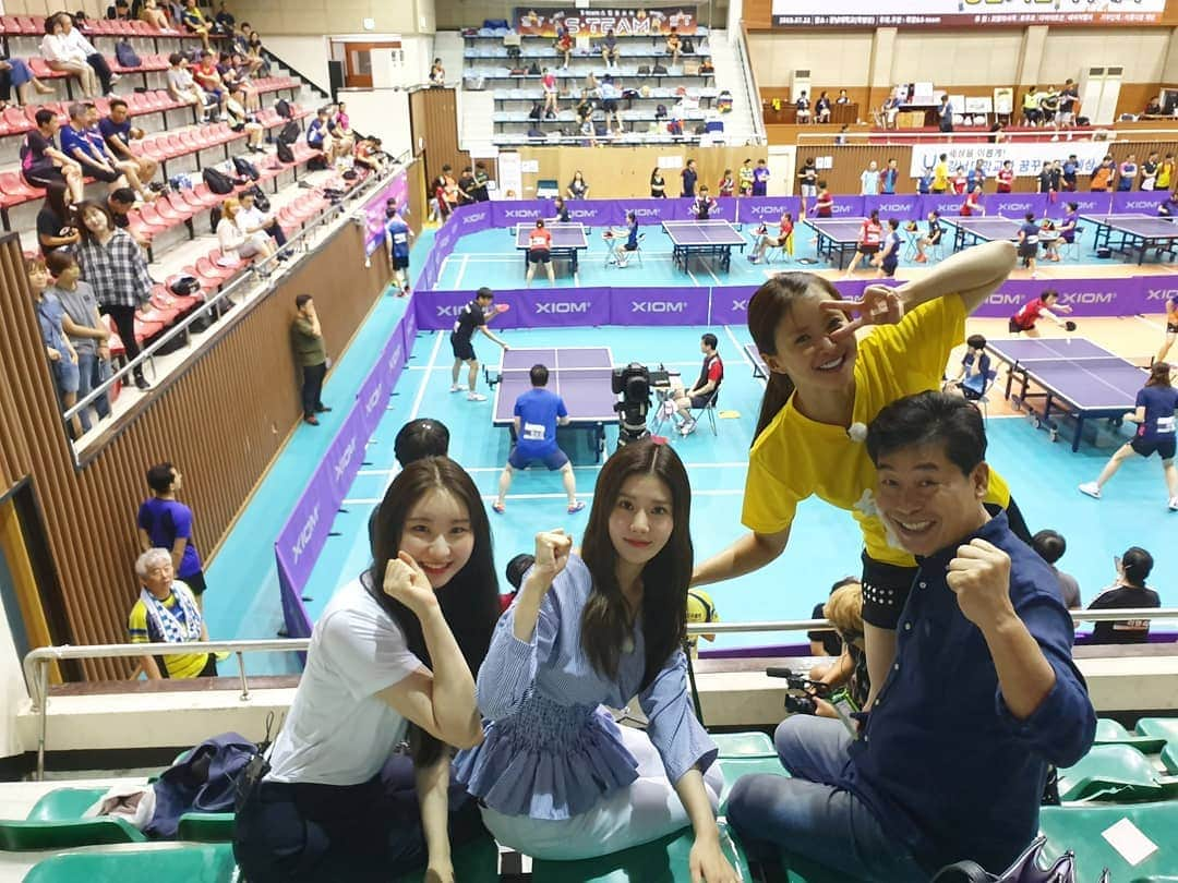 イ・シヨンさんのインスタグラム写真 - (イ・シヨンInstagram)「대회날🏓 완전 #서프라이즈 몰래 응원온 연복쉐프님😭❣ 천사은비랑🧚‍♀️채연까지💓 #넘고마워요 으허어엉 너무 감동이야👉👈💋 #천사은비 #고마워 #이연복쉐프닝 #너무너무 #🙏🙏🙏 #아이즈원 #🥰🥰🥰🥰🥰 #취존생활 #벌써마지막이라니😢 #오늘꼭 #본방사수✨」8月6日 2時28分 - leesiyoung38