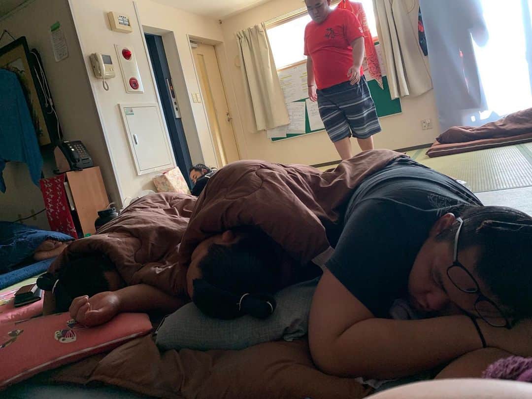 照強翔輝のインスタグラム：「久々の部屋！！ それにしてもシングル布団に3人はキツイやろ😒笑 #大隅富士#翠富士#桜富士」