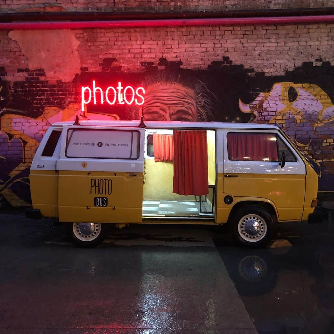 シーマス・デヴァーさんのインスタグラム写真 - (シーマス・デヴァーInstagram)「One of the coolest parts of Tblisi, Georgia is an old factory converted into restaurants and boutiques called Fabrika. It includes this old microbus that is also a photo booth. #fabrikageorgia」8月6日 2時38分 - seamuspatrickdever