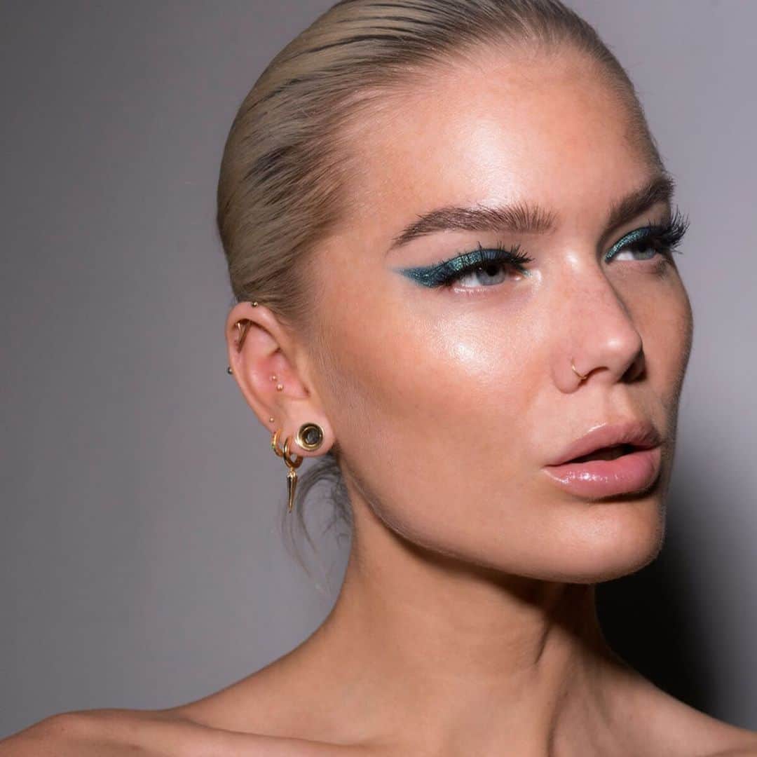 Linda Hallbergさんのインスタグラム写真 - (Linda HallbergInstagram)「Full face of almost only @lindahallbergcosmetics ✨  FACE -Infinity filter light -Infinity filter deep as bronzer -Fantastick Lipstick Extra as highlighter  BROWS -Infinity Palette - Cigar & Fornax - @thebrowgal Clear brow gel  EYES -Avoir Flash Crayon - @toofaced Damn girl mascara - Lashes ? (Threw away the box)  #fotd #makeup #ad #reklam」8月6日 2時40分 - lindahallberg