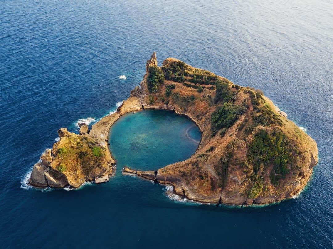 Discoveryさんのインスタグラム写真 - (DiscoveryInstagram)「The top view of Islet of Vila Franca do Campo is formed by the crater of an old underwater volcano near San Miguel island, Azores, Portugal. . . . . #photography #photooftheday #explore #naturephotography #nature #potd #travelIG #wildlife #wow #natureIG #explore #travelgram #VilaFrancadoCampo #SanMiguelIsland」8月6日 2時43分 - discovery