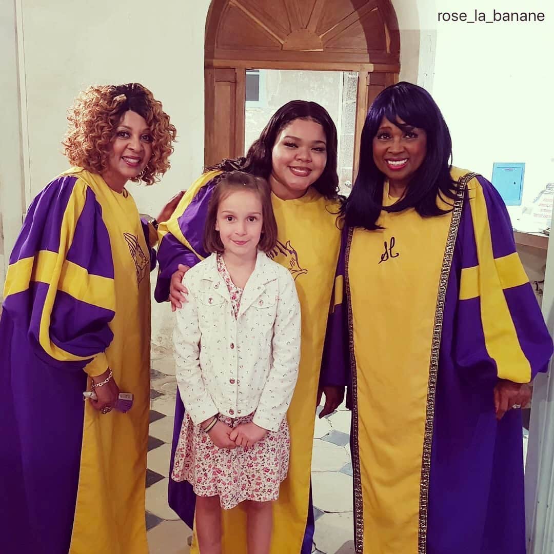 The Glory Gospelのインスタグラム：「Such wonderful people! 🙌🏽 We love you and God loves you too! ❤️✝️🙏🏽. . . 📸: .@rose_la_banane. . . #glorygospelsingers #gospel #france #music #choir #robes #europe #gospelsingers #jesus #ohwhenthesaintsgomarchingin #francetour #concert #church #theglorygospelsingers #ggsworldwide」