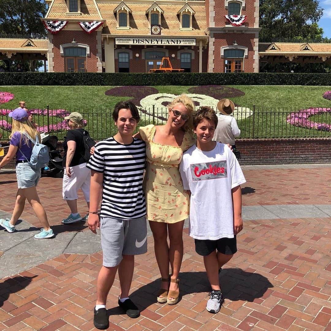 People Magazineさんのインスタグラム写真 - (People MagazineInstagram)「Britney Spears’ sons are all grown up! ❤️ | #regram @britneyspears」8月6日 2時49分 - people