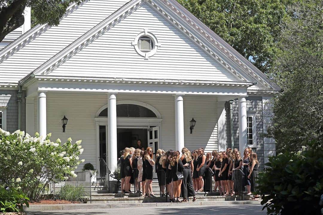 NBC Newsさんのインスタグラム写真 - (NBC NewsInstagram)「Mourners pay their respects at the funeral for Saoirse Kennedy Hill in Centerville, Massachusetts. . 📷 David L. Ryan / The Boston Globe via @reuters」8月6日 2時50分 - nbcnews