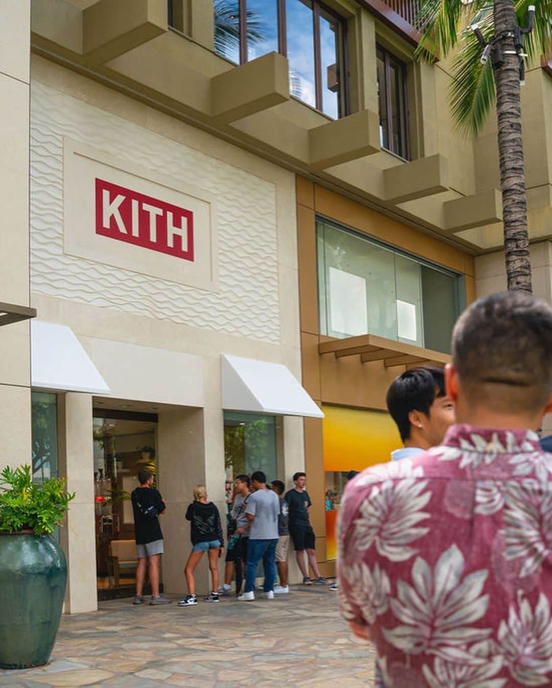 ジーエルシーオーさんのインスタグラム写真 - (ジーエルシーオーInstagram)「Calabar reimagined in Coca-Cola Red for @kith x @cocacola. Scroll through to check out the collection’s pop-up in Hawaii over the weekend. Full collection will be out soon at kith.com - stay tuned! 📸: @ellemseemedia」8月6日 2時55分 - garrettleight