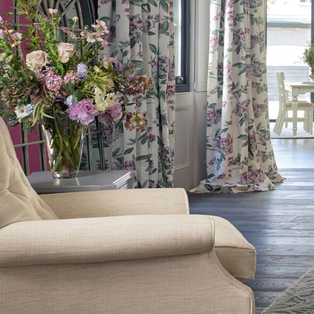 ローラアシュレイのインスタグラム：「Sneak peek... new collections have landed! #LauraAshleyAW19 #WoodlandWalks」