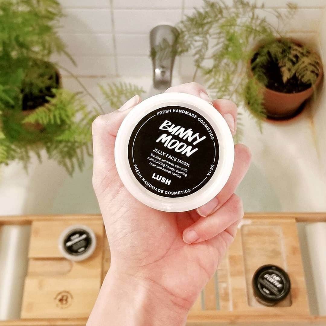 LUSH Cosmeticsさんのインスタグラム写真 - (LUSH CosmeticsInstagram)「Masking + bath time = the perfect Monday cure. When you slather on Bunny Moon Jelly Mask, beautiful things happen: honey nourishes skin, while rose, chamomile and vanilla relieve irritation. Bliss. Link in bio. 🐰🌝 / 📷: @kasicasillas⁠ *⁠ *⁠ *⁠ *⁠ *⁠ #skincare #beauty #crueltyfree #bblogger #naturalbeauty #cleanbeauty #facemask #skin #healthyskin #instabeauty #skincareroutine #beautycare #facial #bbloggers #glowingskin #beautyaddict #lushie #lushlife」8月6日 3時00分 - lushcosmetics