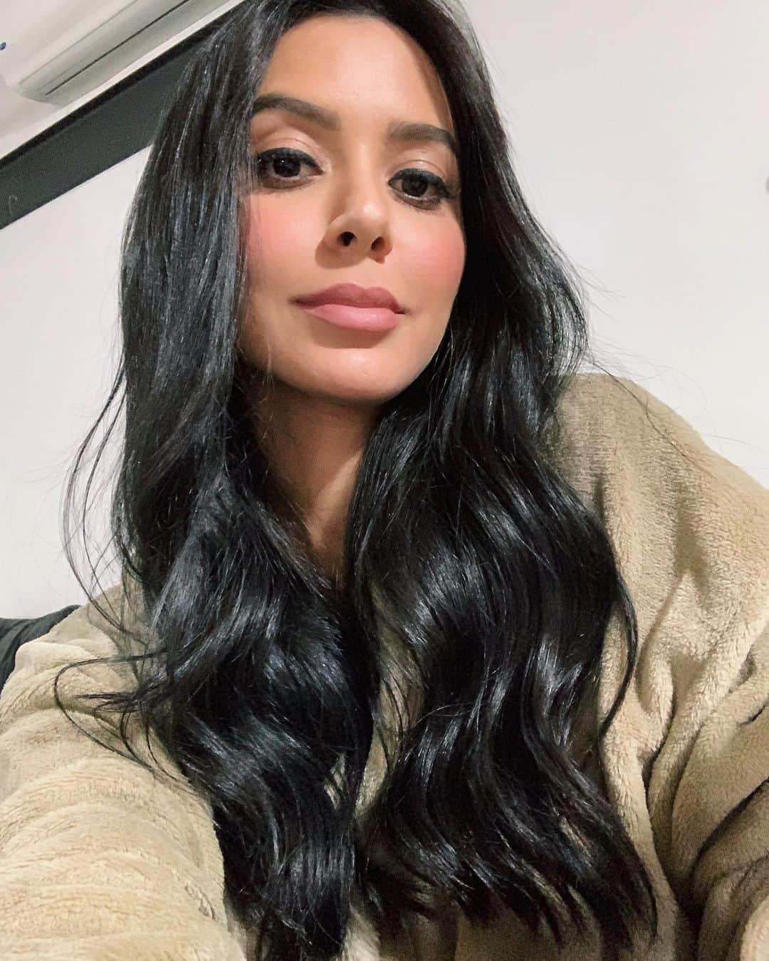 Gabriela Salesのインスタグラム：「Me achando só porque hoje meu cabelo tá brilhando mais que catarro na parede kkkk」