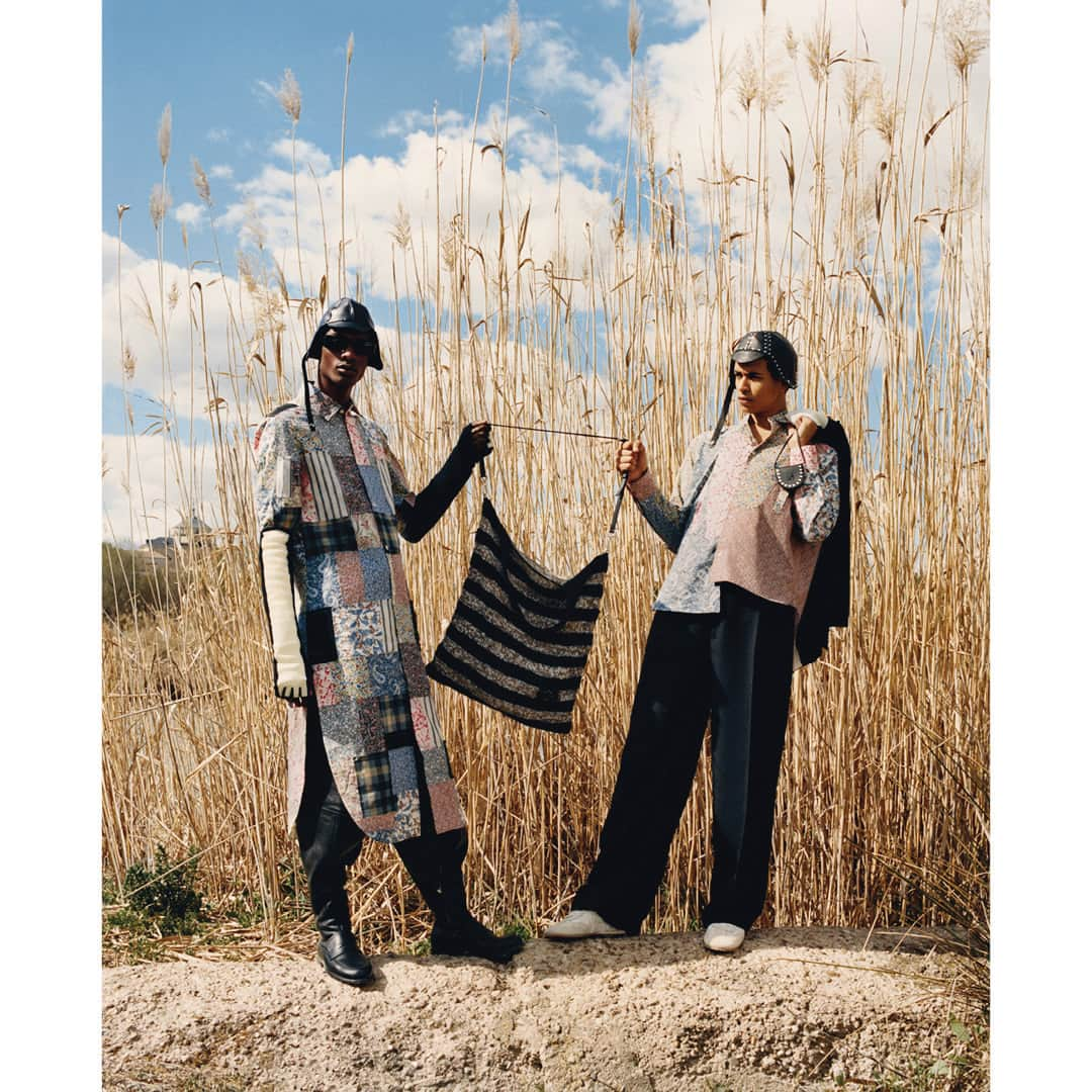 Loeweさんのインスタグラム写真 - (LoeweInstagram)「The #LOEWEFW19 Mens collection, which had its runway debut in Paris last January, used the historic locations of Piedra del Rey Moro and Museo de Santa Cruz in the Spanish city of Toledo as its picturesque backdrop for the latest hardcover look book. Creative Direction @jonathan.anderson and @mmparisdotcom Photography @tylersphotos Styling @benjaminbruno_」8月6日 3時01分 - loewe