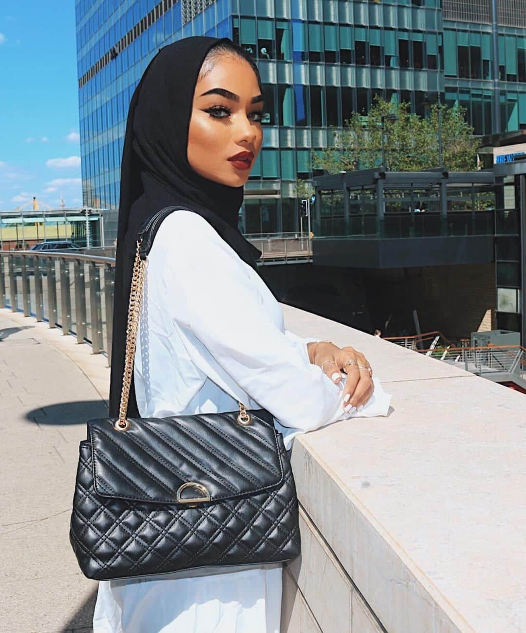 アクセサライズのインスタグラム：「Introducing the LBB (Little Black Bag) of the season. Perfect for desk-to-dinner styling, our Ayda quilted bag (🔎: 7906270300) has timeless, classic appeal. 📷: @sabinahannan Tap the link in our bio to shop. #Accessorize #Accessorizer」