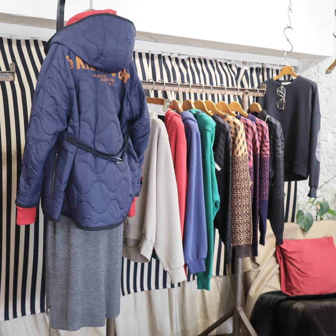 Eri Satoのインスタグラム：「【blancbasque秋冬展示会】 · 私がお手伝いしているブランド ブランバスク( @blancbasque )の秋冬展示会のレポです😊 · pic①👉 前回の展示会に続きロゴ入りアイテム豊富😋 pic②👉 ネオンカラーのロゴニット！これは売れそう😍 pic③👉 ファスナーを開閉して表情が変わるスカート pic④👉 ロゴパーカーもデザイン性が高くお洒落✨ pic⑤👉 刺繍がモコモコして可愛いトップス pic⑥👉 もはや定番のパールボタンロングシャツ pic⑦👉 バンブーとレザーの組み合わせは靴でも見掛けたから流行ってるのね👀 pic⑧👉 今年の秋冬もヒョウ柄人気そうだよね🐆 ·  @blancbasque のWEBショップにはまだまだSALEものも✨ 秋に向けて新作も続々登場してくるので  ぜひチェックしてみてね💕 · #blancbasque#ブランバスク#展示会#秋冬展示会#ロゴニット#パーカー#アウター#mamagirl#locari#コーディネート#ママコーデ#ママファッション#読者モデル#読モ#ママモデル #l4like #instagood#outfit #simple #coordinate  #fashion #casual #コーデ#シンプルファッション#カジュアル #style #お洒落さんと繋がりたい #code #ファッション#ootd」