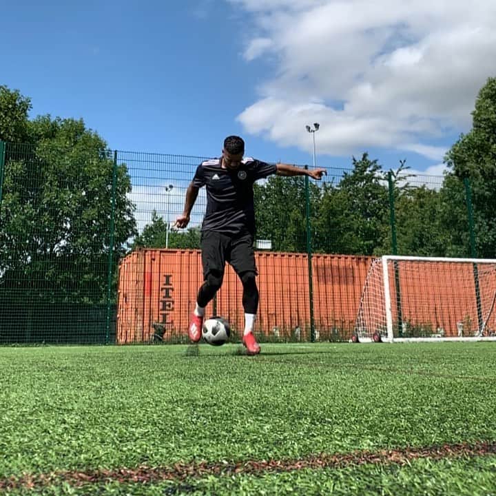 F2Freestylersのインスタグラム：「Footwork training today ⚽️⚡️✨」