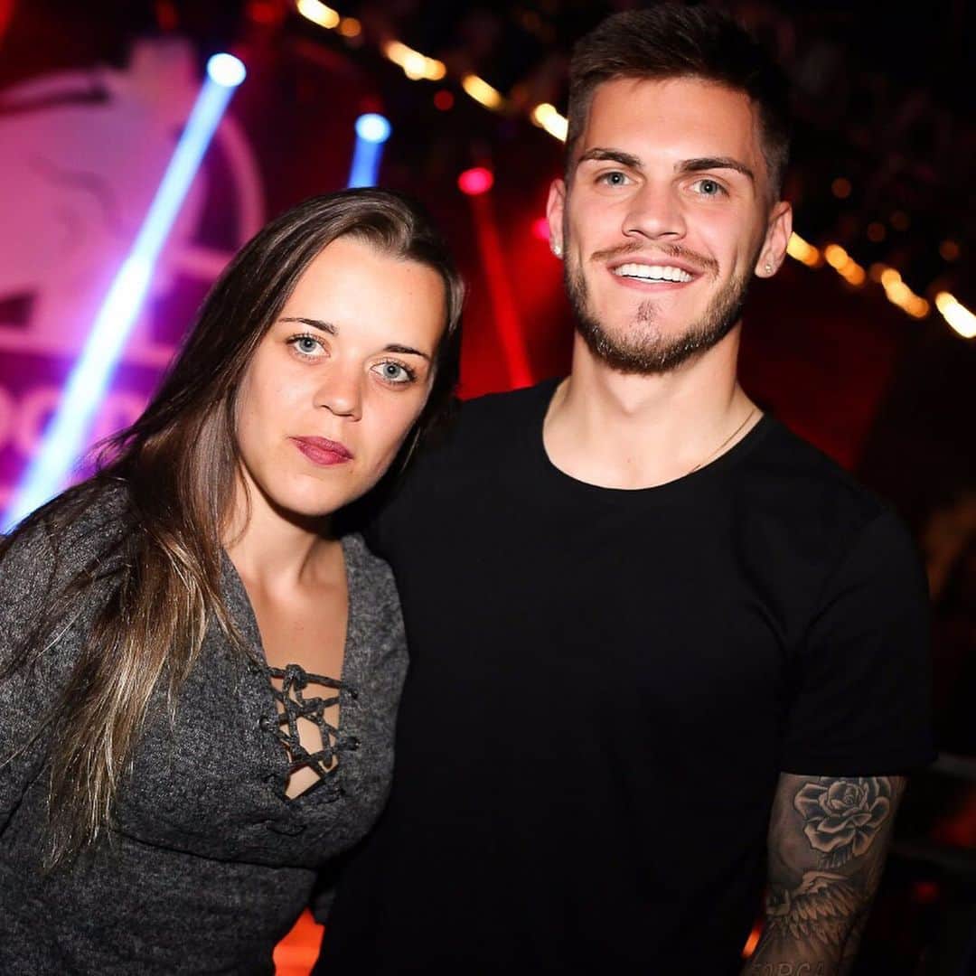 ナタンのインスタグラム：「Feliz aniversário minha irmãzinha linda 🎁🎂🎉 Que Deus te abençoe e que seus sonhos se realizem. Você é muito especial, te amo muito e sempre estarei ao seu lado 😘❤️」