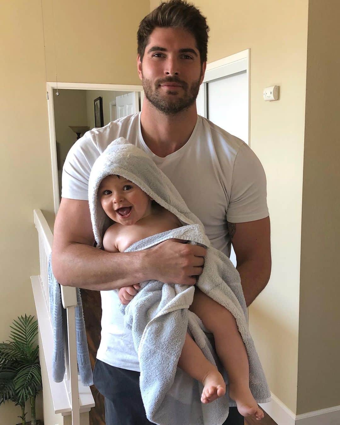 ニック・ベイトマンのインスタグラム：「I’m Home! , I definitely need this kid more than he needs me.」