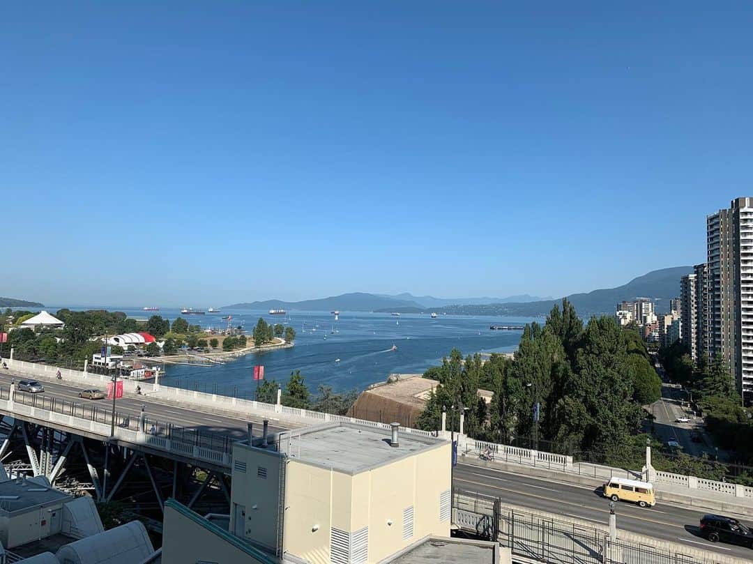 住吉美紀さんのインスタグラム写真 - (住吉美紀Instagram)「And now to my other hometown, Vancouver! もうひとつの故郷、カナダ・バンクーバーへ。 海、山、緑、太陽。緩め時間。やはりここは最高だな〜。8月に来るのは久しぶりだけど、カラッと暑くて風は涼しい。理想の夏🕶 #vancouver #canada」8月6日 3時28分 - miki_sumiyoshi