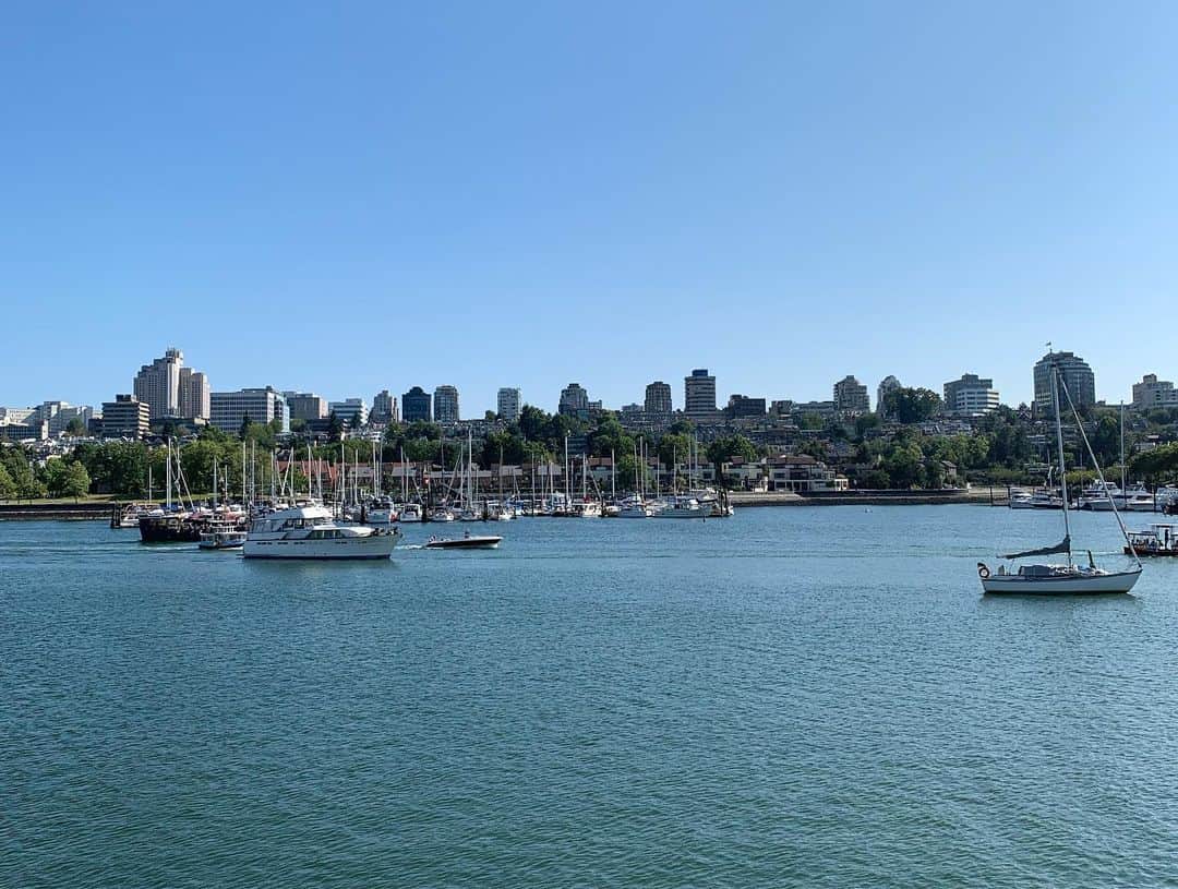 住吉美紀さんのインスタグラム写真 - (住吉美紀Instagram)「And now to my other hometown, Vancouver! もうひとつの故郷、カナダ・バンクーバーへ。 海、山、緑、太陽。緩め時間。やはりここは最高だな〜。8月に来るのは久しぶりだけど、カラッと暑くて風は涼しい。理想の夏🕶 #vancouver #canada」8月6日 3時28分 - miki_sumiyoshi
