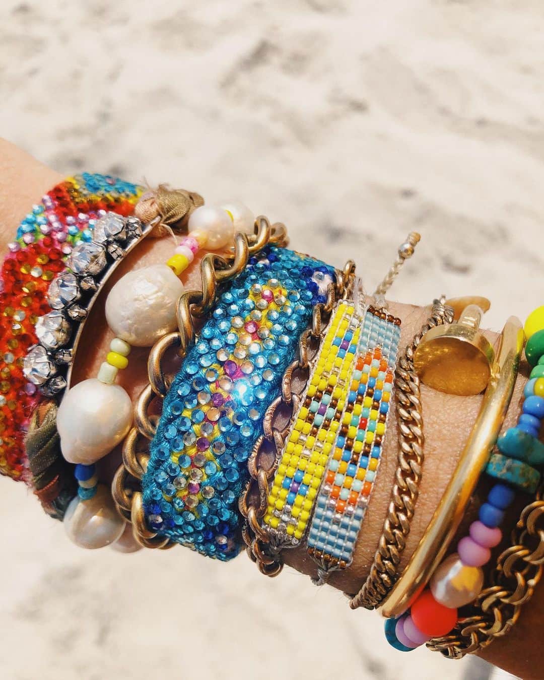 ダニジョーのインスタグラム：「We’re still (arm) partying like it’s the weekend... 🌈🎉 tap to shop @jodiesnydermorel’s #armparty」