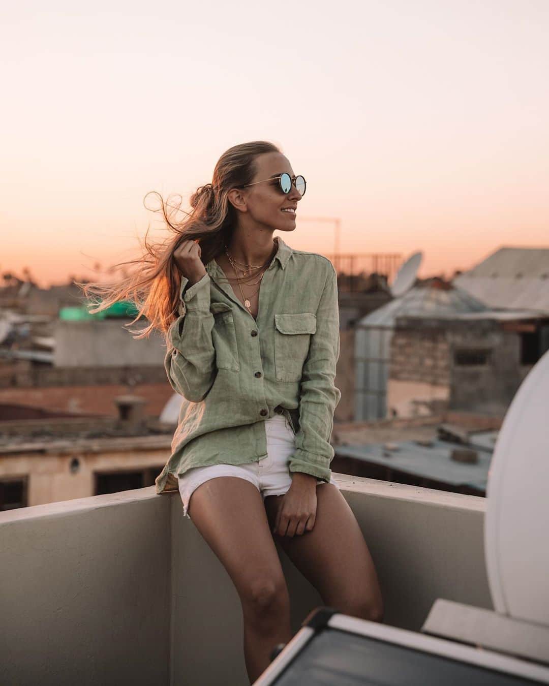 Kapten & Sonさんのインスタグラム写真 - (Kapten & SonInstagram)「'Watch more sunsets than Netflix.' 🌇@theresaschmidt wears our stylish sunnie - Amsterdam Mall Black Blue Mirrored! 🕶️ Last Chance, Kaptens! Only a few hours left - grab the chance and get your favorite product in our summer sale! ☀️ #bekapten #kaptenandson⁠ .⁠ .⁠ .⁠ #sunglasses #eyewear #summertime #sunset #summervibes #summersale #shopping #outfitinspo #dailyinsta #ootdfash #fashionlover #fashionaddicted」8月6日 3時30分 - kaptenandson