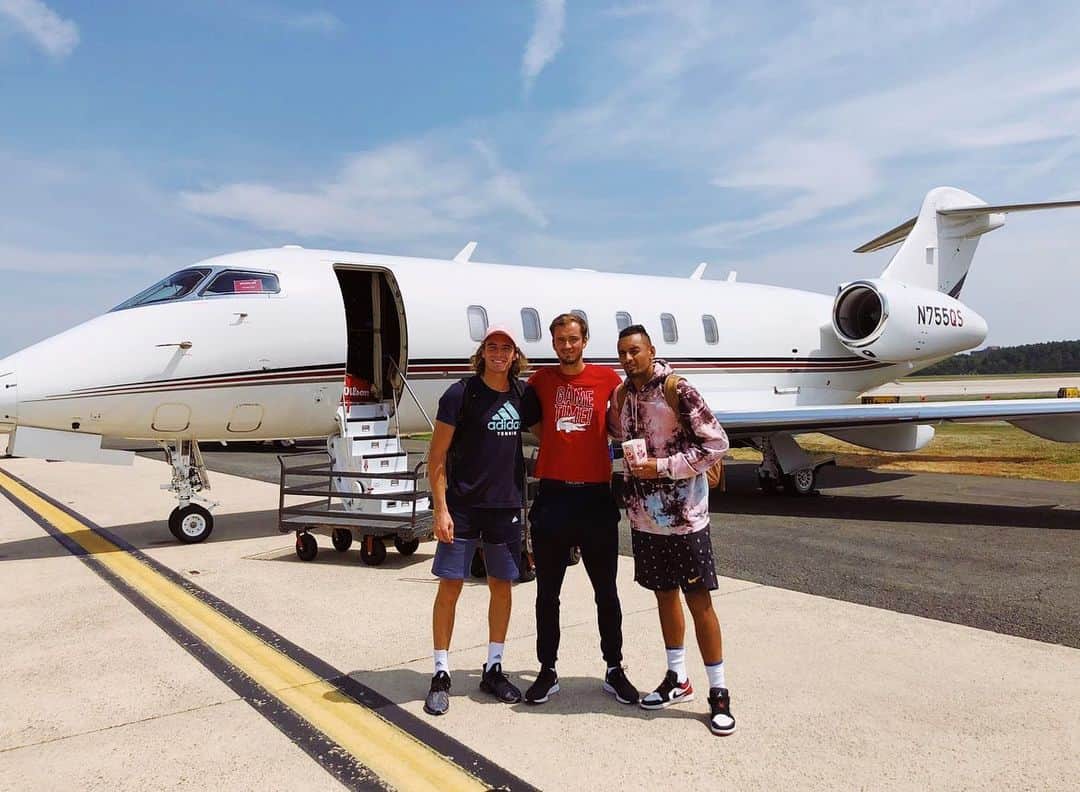 ダニール・メドベージェフのインスタグラム：「Pretty solid team on this plane! Thanks @citiopen for the ride 💪🏻🇺🇸🛩 Very nice @netjets Was fun 😂✔️ // Серьезная команда 😂 Спасибо @citiopen за полет 💪🏻🇺🇸🛩 @netjets Было круто 😂✔️」