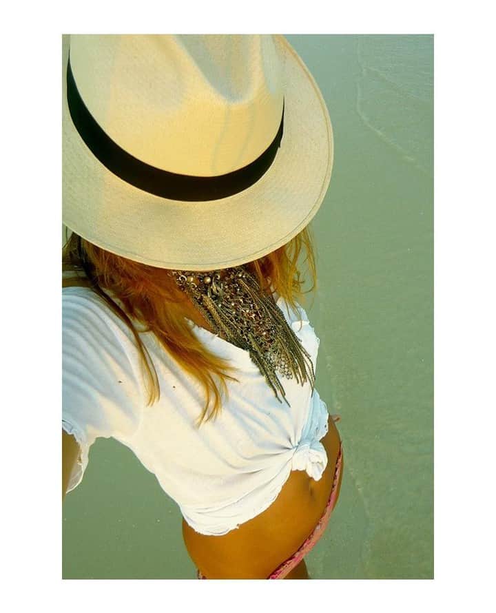 のインスタグラム：「Realize yourself, think about what makes you feel good and loves what you do...⁠ ⁠ #ss19 #primavera #springsummer #collection #ktistores #spring #summer  #travel #voyage #kristinati #moments #feeling #memories #cristinatardito⁠」