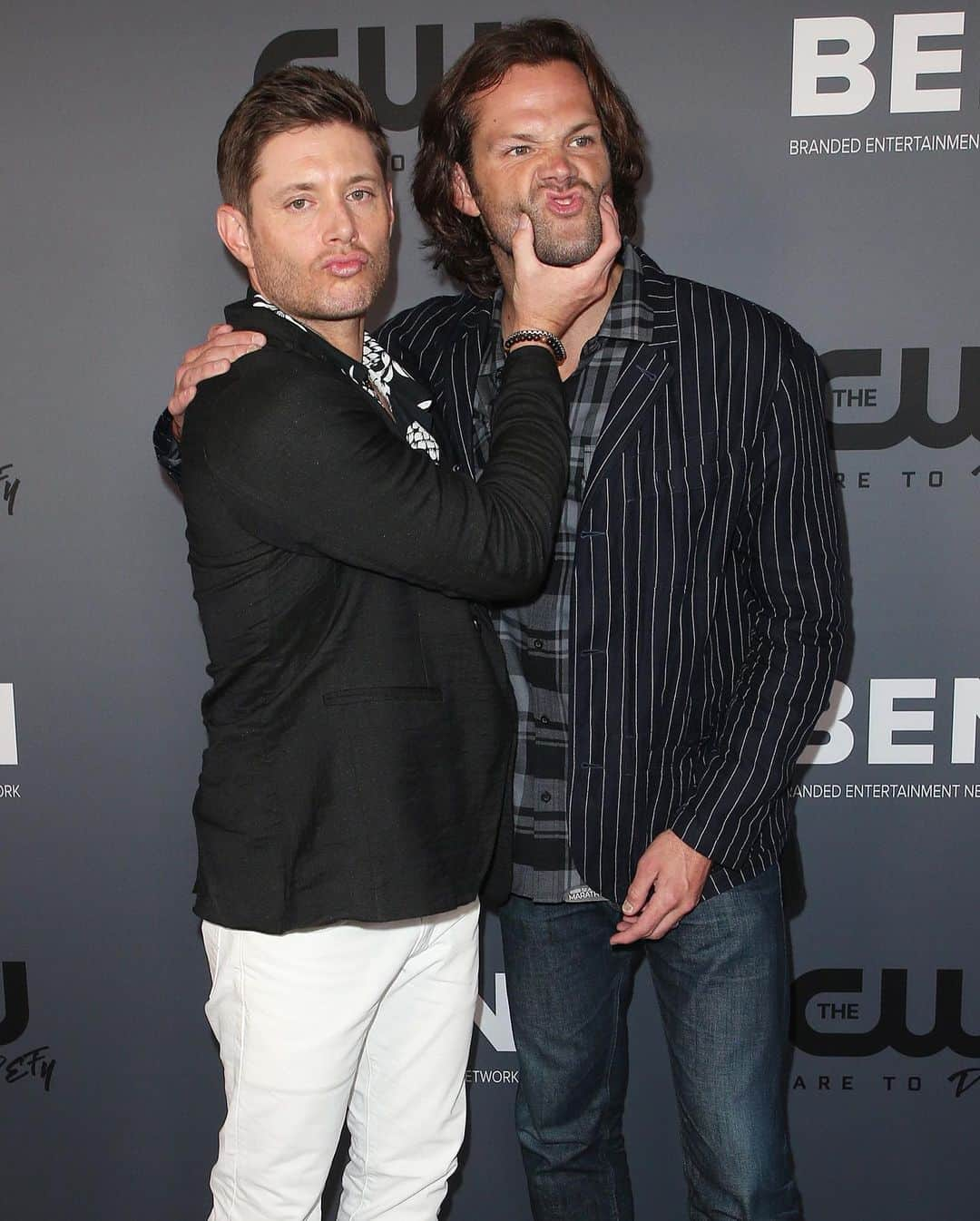 Just Jaredさんのインスタグラム写真 - (Just JaredInstagram)「“Supernatural” stars @jensenackles and @jaredpadalecki get playful on the red carpet while attend The CW’s TCA Party! #JensenAckles #JaredPadalecki #Supernatural Photos: Getty, WENN」8月6日 3時49分 - justjared