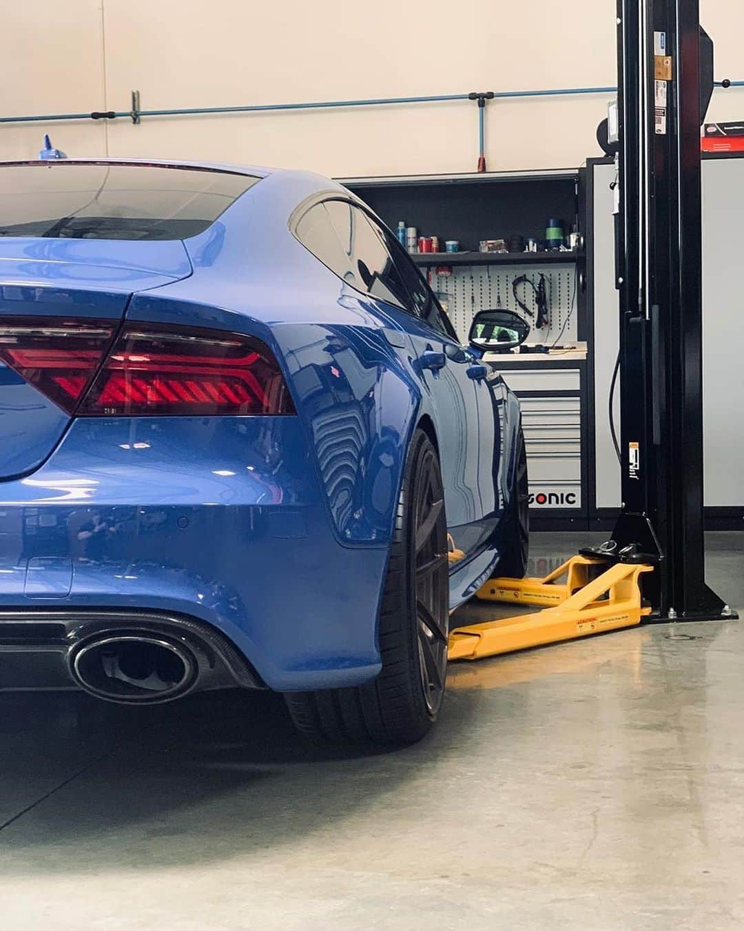 CARLiFESTYLEさんのインスタグラム写真 - (CARLiFESTYLEInstagram)「Blue Audi RS7 set up with @brixtonforged! Who’s excited for the next gen RS7? #carlifestyle #RS7 @supremepower」8月6日 3時44分 - carlifestyle