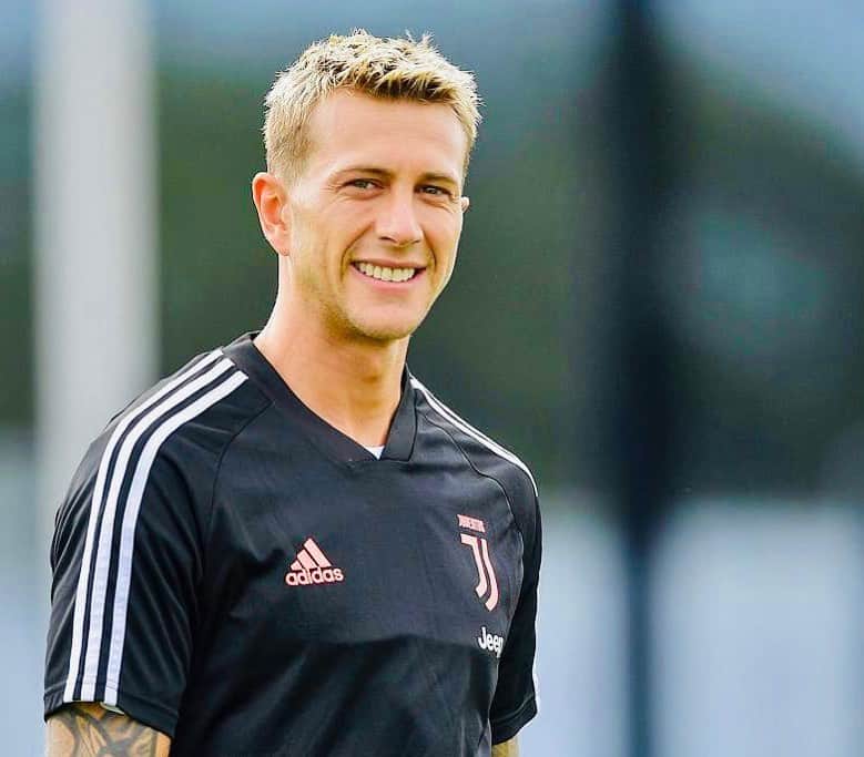 フェデリコ・ベルナルデスキのインスタグラム：「Cheeeese! 😄 #training #motivationmonday #forzajuve #liveahead」