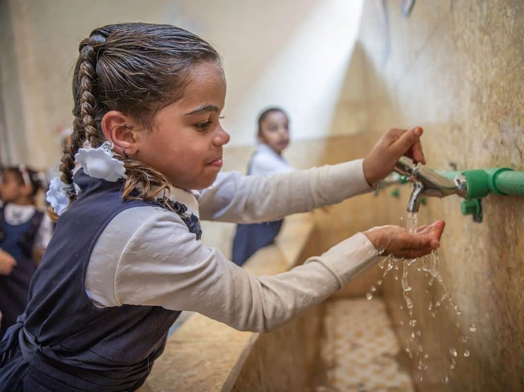 unicefさんのインスタグラム写真 - (unicefInstagram)「"I like water, especially in summer," says 7-year-old Sajaa. She’s taking a refreshing break from class at her school in Abu al-Khasasib, Iraq. We’re working with partners to install new water pumps and upgrade water treatment plants so children like her can drink clean water - and to prevent raw sewage running into rivers. @unicef_iraq © UNICEF/Iraq/2018/Anmar」8月6日 3時45分 - unicef