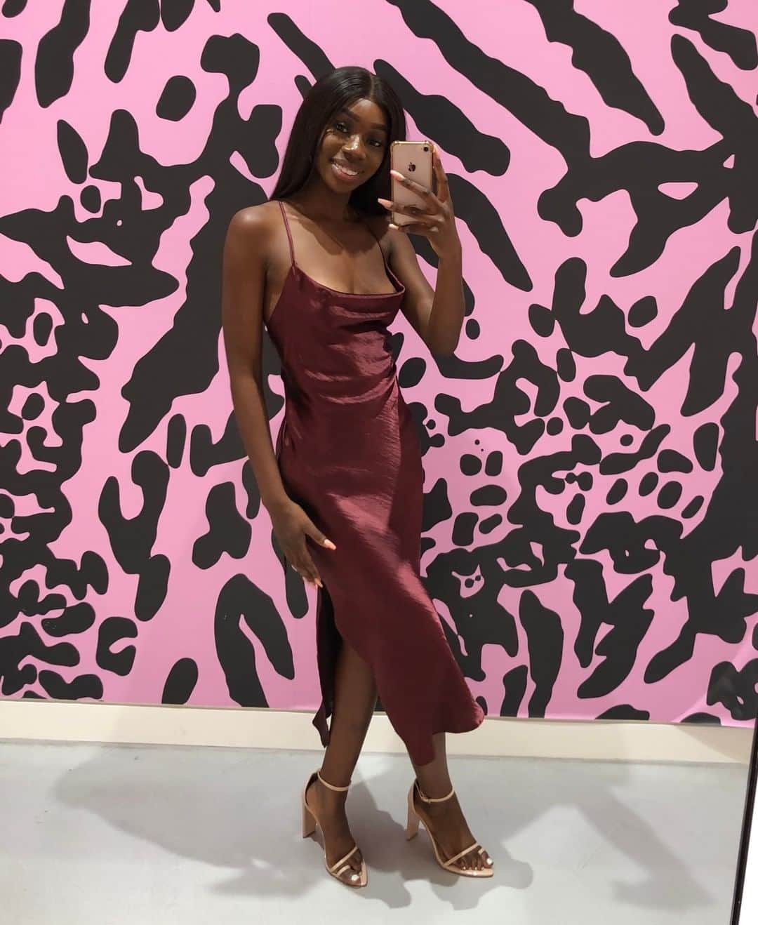 ASOSさんのインスタグラム写真 - (ASOSInstagram)「@yewande_biala just popped into ASOS HQ and our heads were well and truly turned 😍 🔎ASOS DESIGN cami midi slip dress in high-shine satin with lace-up back (1519093), ASOS DESIGN Luxe Harper barely there block-heeled sandals (1383093)」8月6日 3時55分 - asos
