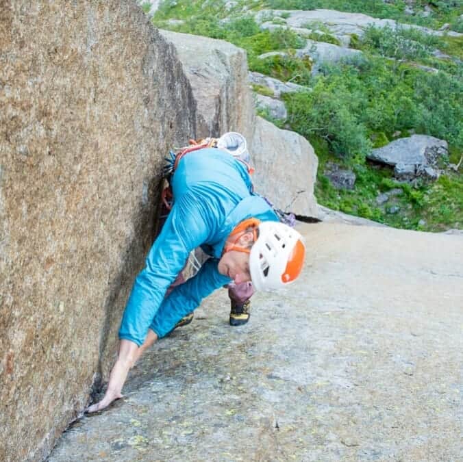 ヨルグ・バーホーベンさんのインスタグラム写真 - (ヨルグ・バーホーベンInstagram)「Lofoten is full of short multi pitch routes. 2 to 6 pitches and short approaches: perfect for a morning lap, before you switch to something bigger. It's also good exercise to become quicker on the wall, to reduce time when climbing bigger routes! • 📷's by @tobias_lanzanasto on 'Jomfru Pillaren' and 'Trollfestningen', both routes at Nordic grade 7 (7a/5.11+) • @marmot_mountain_europe @vibram」8月6日 3時56分 - jorgverhoeven
