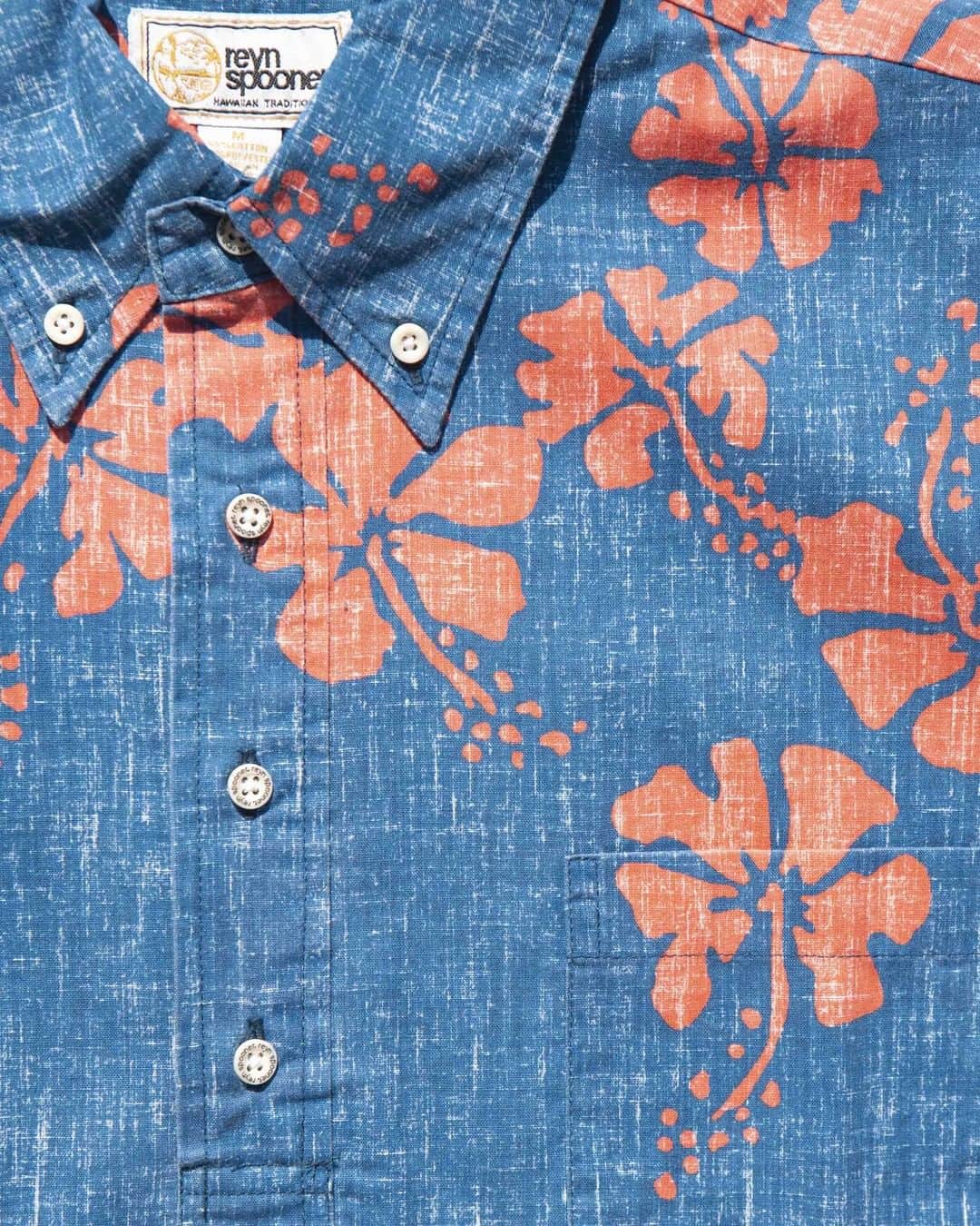のインスタグラム：「Meet the 50th State Floral, part of our Permanent Collection. Inspired by hours spent mining our Honolulu archive and constructed using our famous Spooner Kloth, we’ve even brought back the iconic gold Wahine label to create a collection of Spooners destined to become classics.⁠ -⁠ -⁠ -⁠ -⁠ ⁠#bespooner #mensfashion #visualvacay⁣ #style #design #fashion #reynspooner #patternpeople #wearableart #hawaiinshirt⁣ #wdywt #wiwt #waywt #whatiworetoday #heritagestyle #menslookbook #fwis #dapper #summervibes #summerstyle #menstyle #maunalani ⠀﻿⁠ ⁠」