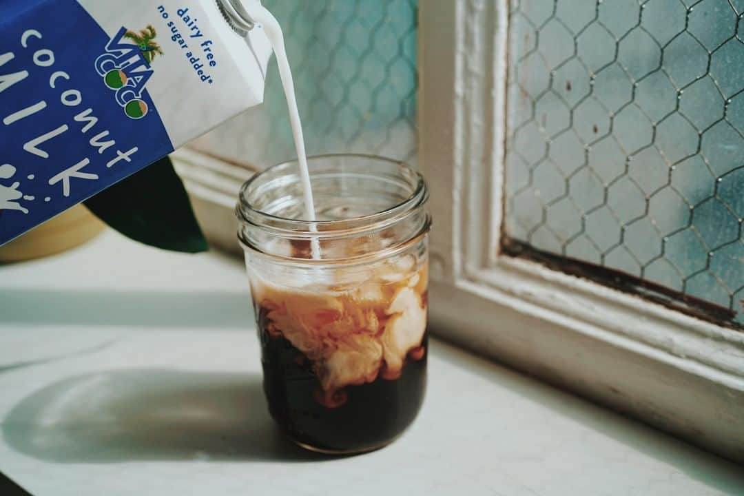 Vita Coco Coconut Waterのインスタグラム：「Just a little something to take the edge off #Mondaymood」