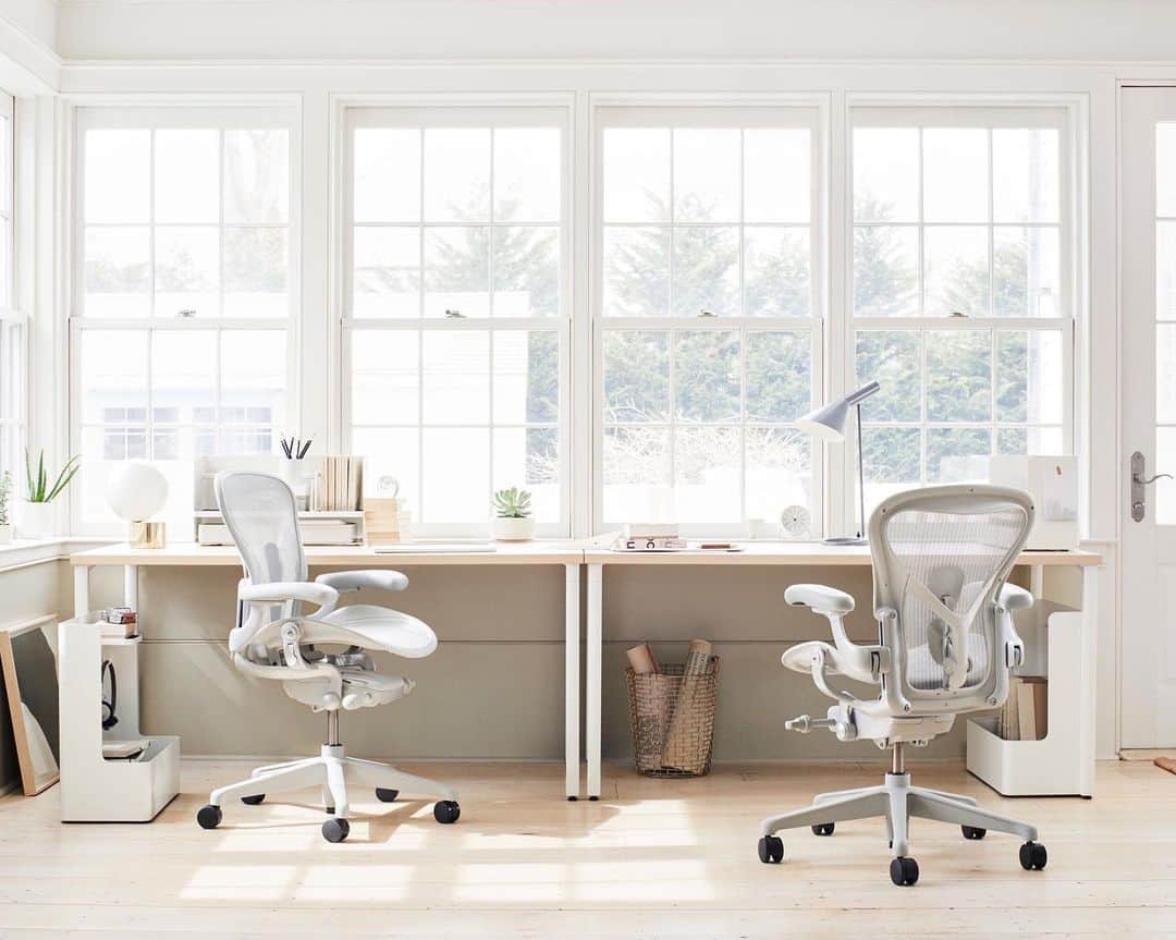 Herman Miller （ハーマンミラー）さんのインスタグラム写真 - (Herman Miller （ハーマンミラー）Instagram)「The Aeron Chair paired with the Everywhere Table and the Ubi Organizer blends world-class time-tested ergonomics with a spacious work surface and a simple solution to keep it all tidy. Work smart and stay supported in your home office. #HMatHome」8月6日 4時01分 - hermanmiller