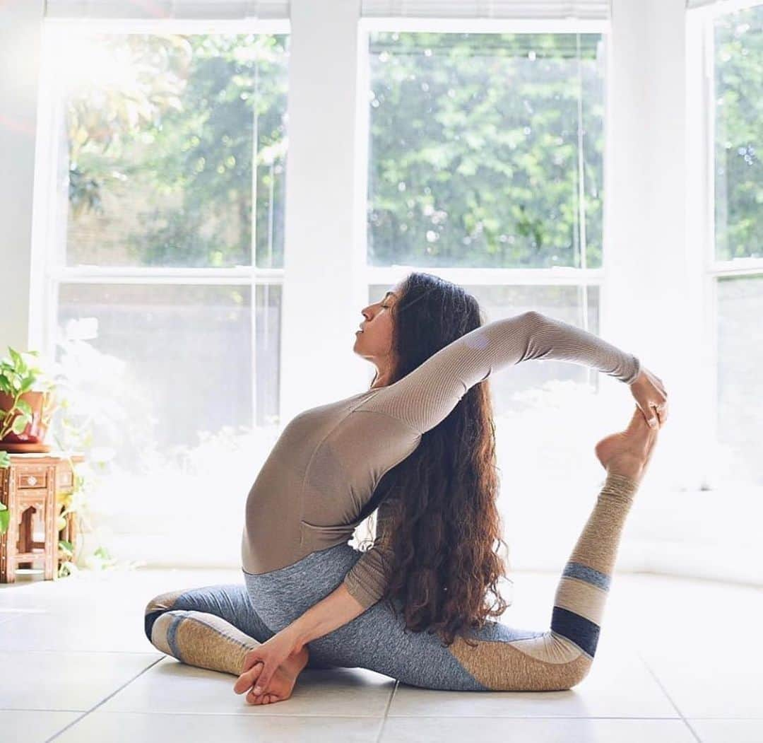 ALO Yogaさんのインスタグラム写真 - (ALO YogaInstagram)「“Stop waiting for the energy, the motivation and the inspiration to come to you; it is you who must first create the moment.” #LettersByLamise 💕 ⠀⠀⠀⠀⠀⠀⠀⠀⠀ @lamise creates the moment in her Cover Long Sleeve Top & High-Waist Alosoft Momentum Legging, new from our Fall ‘19 Collection 💛🦋#Alo #aloyoga #yoga」8月6日 4時01分 - aloyoga