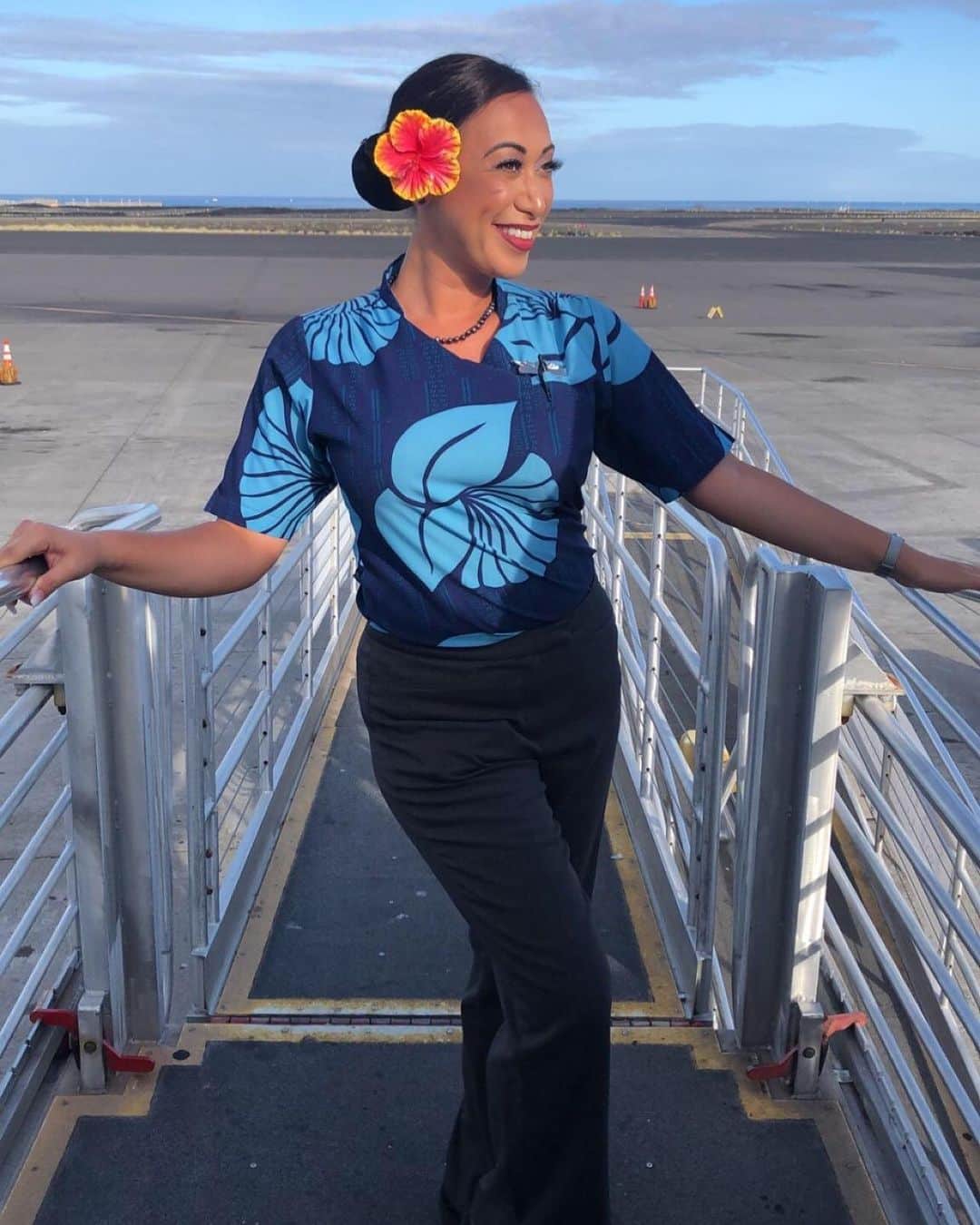 ハワイアン航空さんのインスタグラム写真 - (ハワイアン航空Instagram)「Flight attendant Laura admiring the views during her break! Where's your favorite place to fly to with us? #PualaniProud 📷: @Lauddda」8月6日 4時07分 - hawaiianairlines