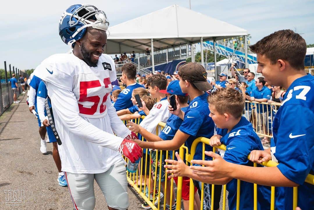 New York Giantsさんのインスタグラム写真 - (New York GiantsInstagram)「Love our fans 😍 shoutout to our season ticket holders who came to #GiantsCamp today!」8月6日 4時05分 - nygiants