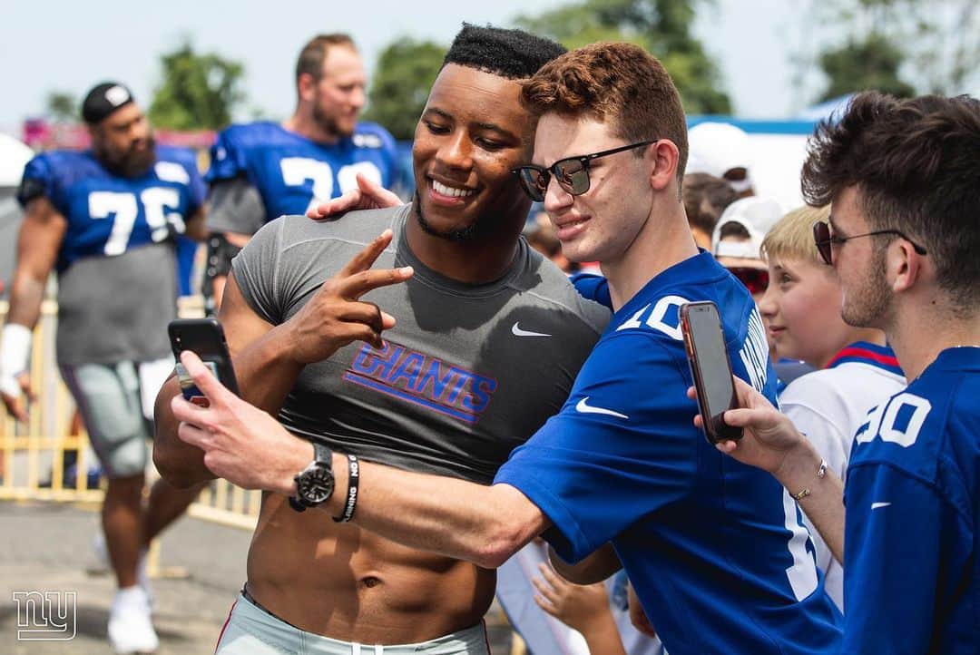 New York Giantsさんのインスタグラム写真 - (New York GiantsInstagram)「Love our fans 😍 shoutout to our season ticket holders who came to #GiantsCamp today!」8月6日 4時05分 - nygiants