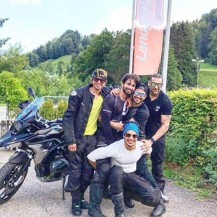 シャーヒド・カプールさんのインスタグラム写真 - (シャーヒド・カプールInstagram)「Happy vibes.  Boys with their toys. #bikerboys @ishaankhatter @khemster2 @dr.jewelgamadia @suved」8月6日 4時21分 - shahidkapoor