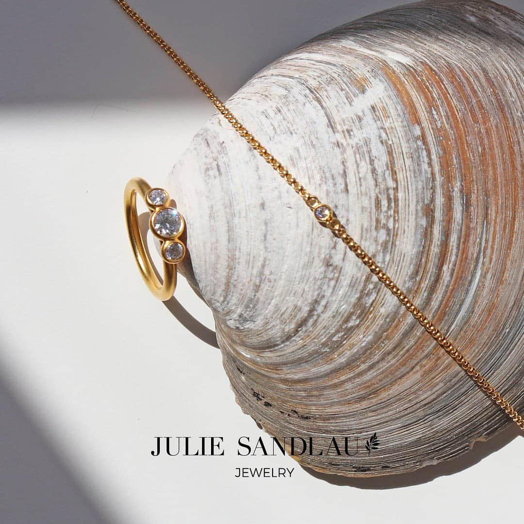 ジュリーサンドラゥさんのインスタグラム写真 - (ジュリーサンドラゥInstagram)「#newin Fina ring and Fina Bracelet.  Beautiful bright zirconias in a minimal and classic design characterizes our new collection Fina. The collection comes in both rhodium and 22 carat gold plated sterling silver. ✨ . . . #juliesandlau #juliesandlaujewelry #jewelry #fina #newcollection #gold #ring #rings #bracelet #bracelets #jewellery」8月6日 15時18分 - juliesandlau